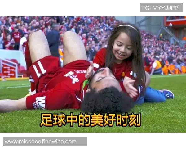 足球明星携手祝福新春贺岁照片展现团圆喜庆的美好时刻